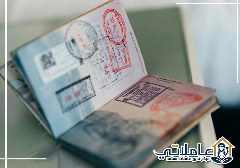 جواز سفر مفتوح يرمز إلى إجراءات تأشيرة خادمة في الإمارات مع شعار مركز تدبير عاملاتي.