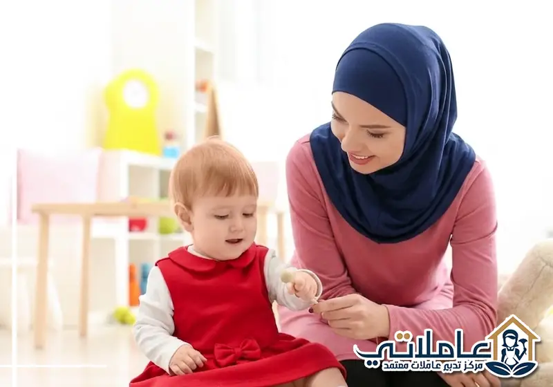 خادمة منزلية ترعى طفلًا داخل المنزل بعناية واهتمام