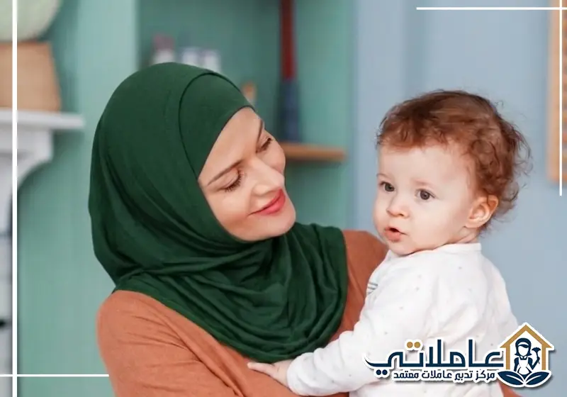 رعاية الأطفال المنزلية مع خادمة محترفة تهتم بالطفل