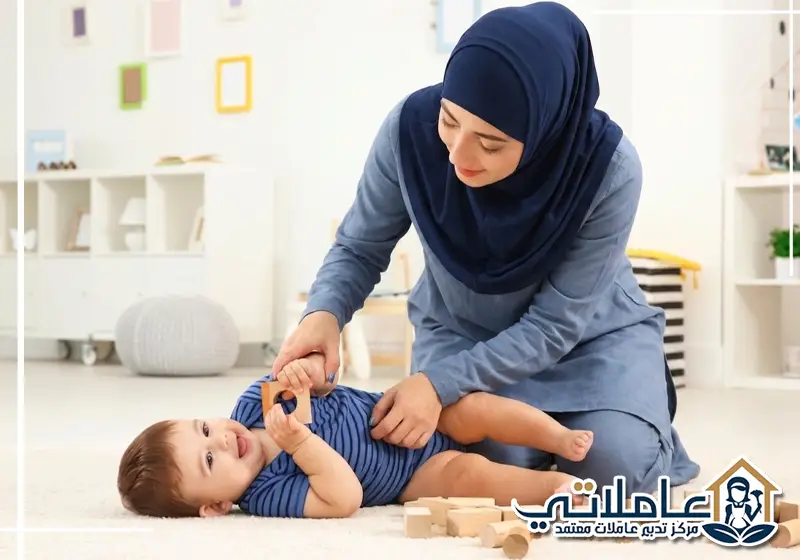 مربية أطفال تساعد رضيعًا في تغيير الملابس وتقدم له الرعاية اليومية