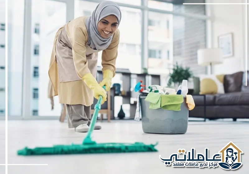 عاملة تنظيف تمسح الأرضيات باحترافية ضمن خدمات خادمات مؤقتات بالشهر من مركز تدبير عاملاتي في الإمارات.