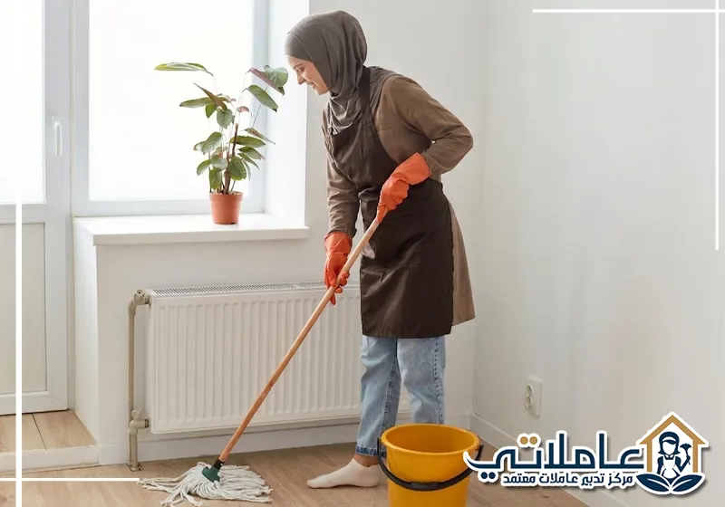 عاملة منزلية تنظف الأرضيات بعناية ضمن خدمات خادمات بالشهر من مركز تدبير عاملاتي في الإمارات.