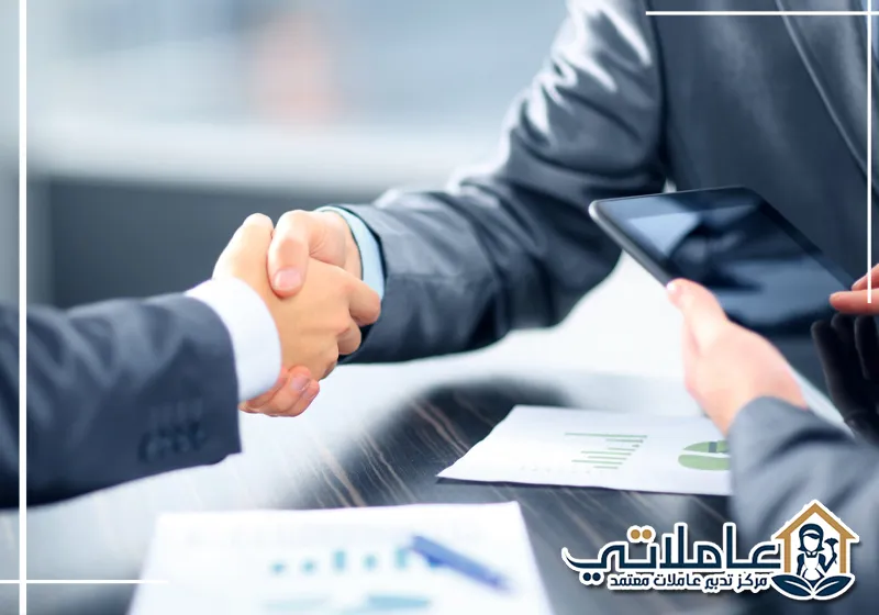 مصافحة رسمية لإنهاء إجراءات نقل الكفالة في الإمارات بثقة وتنظيم مع عاملاتي.