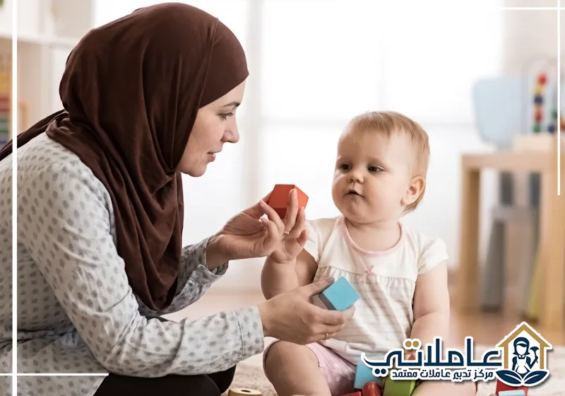 مربية أطفال تعتني بطفلة وتشاركها اللعب داخل المنزل تدبير العين.